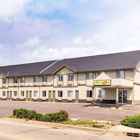 Super 8 By Wyndham Strathmore Bagian luar foto