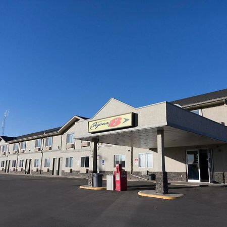 Super 8 By Wyndham Strathmore Bagian luar foto