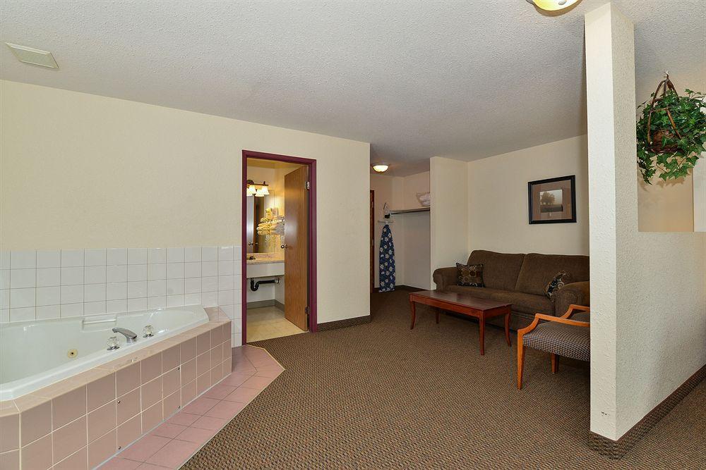 Super 8 By Wyndham Strathmore Bagian luar foto