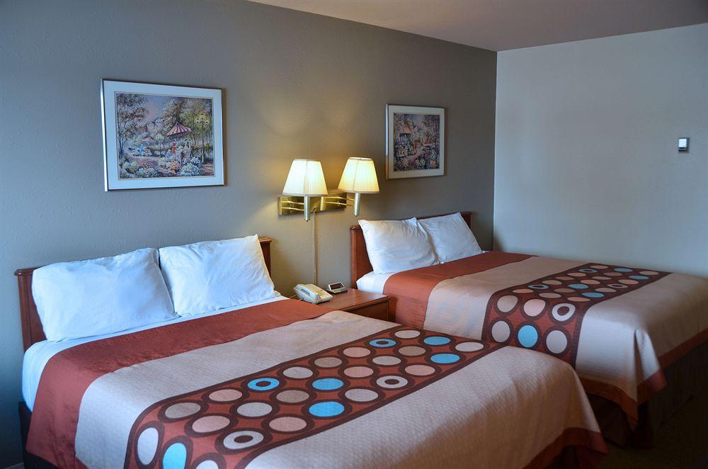Super 8 By Wyndham Strathmore Bagian luar foto
