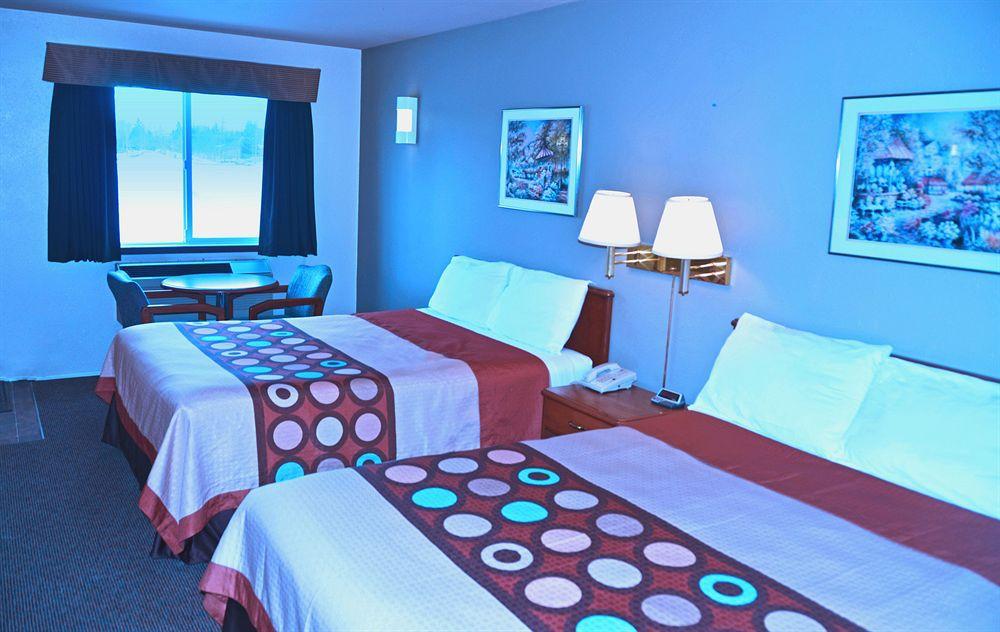 Super 8 By Wyndham Strathmore Bagian luar foto
