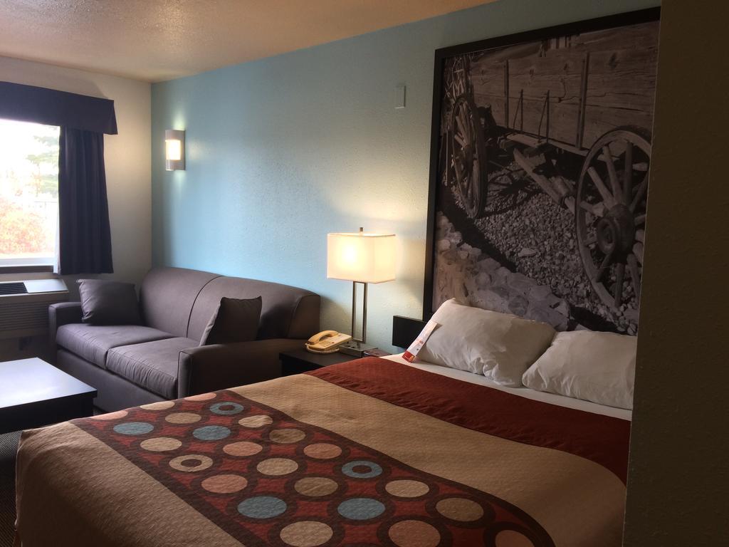 Super 8 By Wyndham Strathmore Bagian luar foto