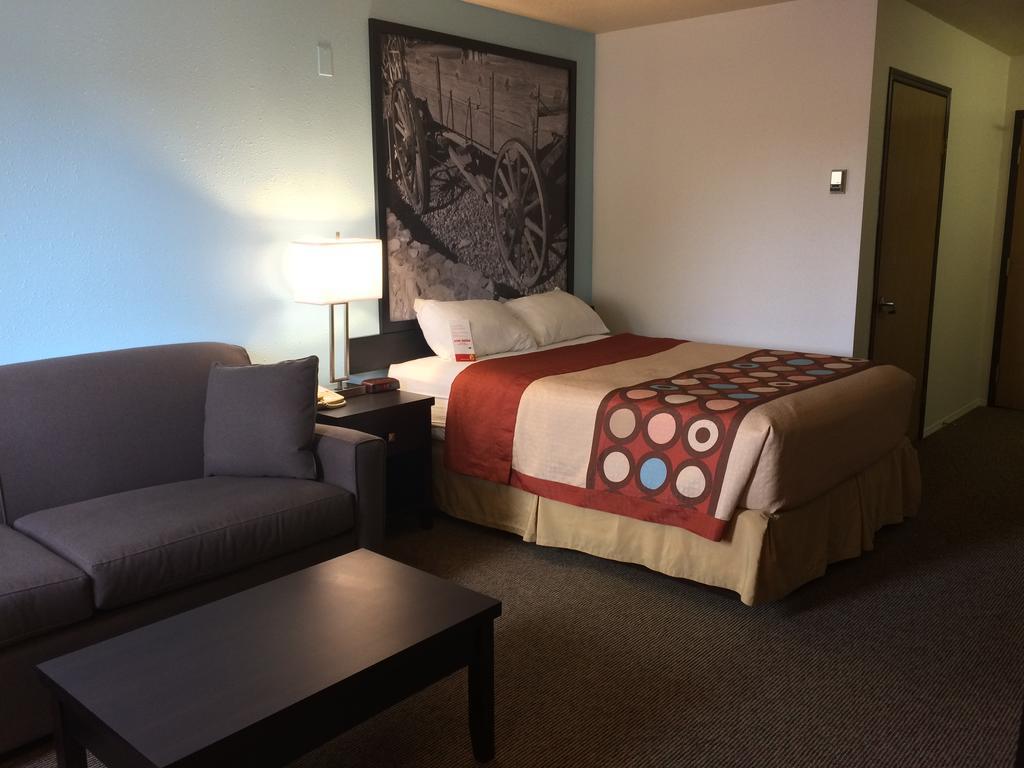 Super 8 By Wyndham Strathmore Bagian luar foto
