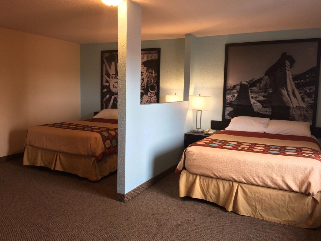 Super 8 By Wyndham Strathmore Bagian luar foto