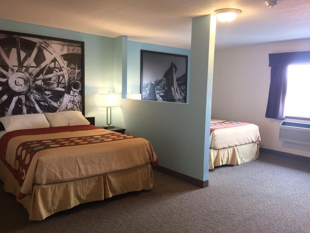 Super 8 By Wyndham Strathmore Bagian luar foto