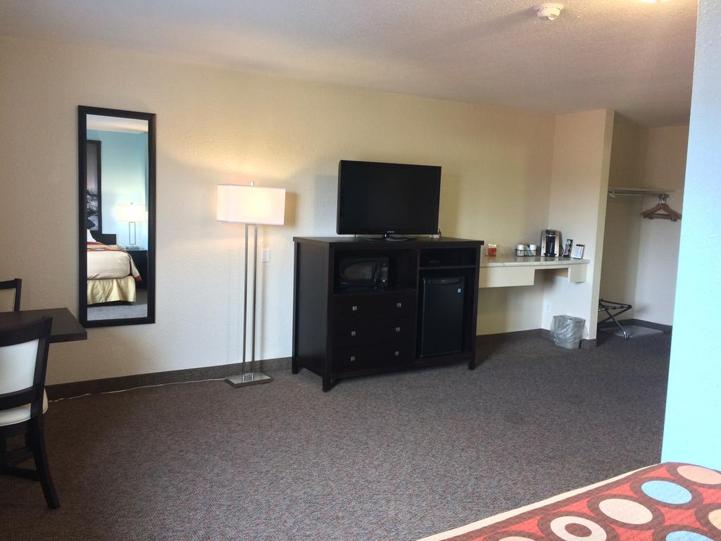 Super 8 By Wyndham Strathmore Bagian luar foto