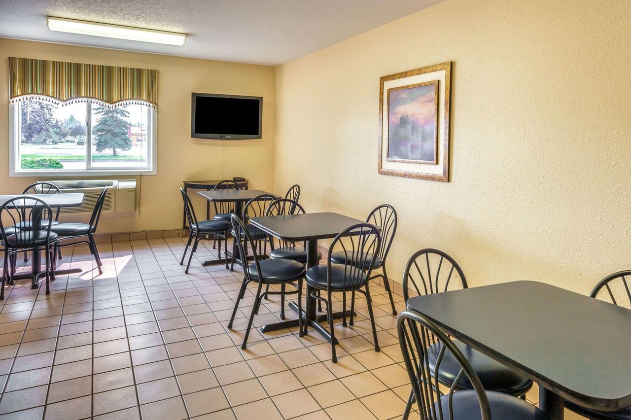 Super 8 By Wyndham Strathmore Bagian luar foto