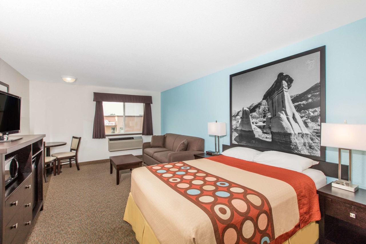 Super 8 By Wyndham Strathmore Bagian luar foto