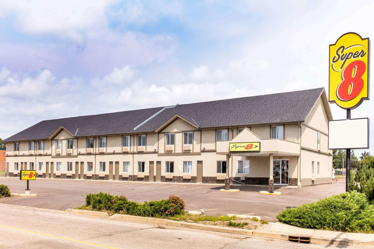 Super 8 By Wyndham Strathmore Bagian luar foto