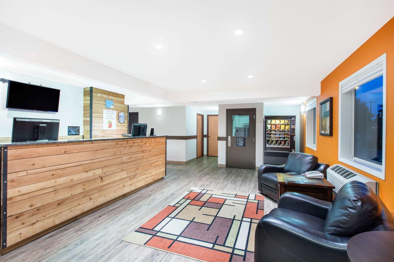 Super 8 By Wyndham Strathmore Bagian luar foto