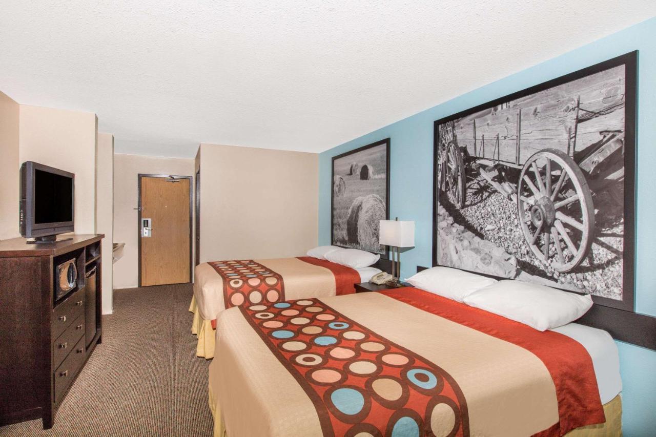 Super 8 By Wyndham Strathmore Bagian luar foto