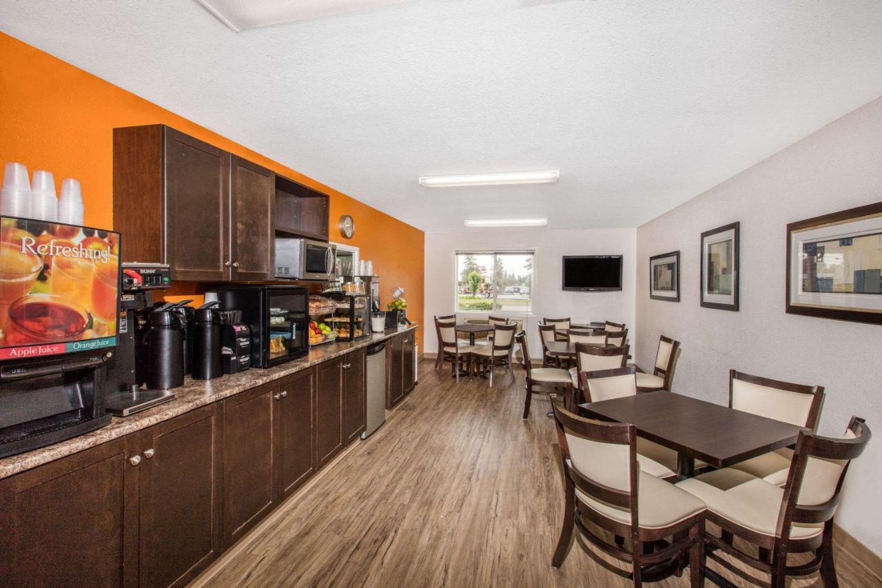 Super 8 By Wyndham Strathmore Bagian luar foto