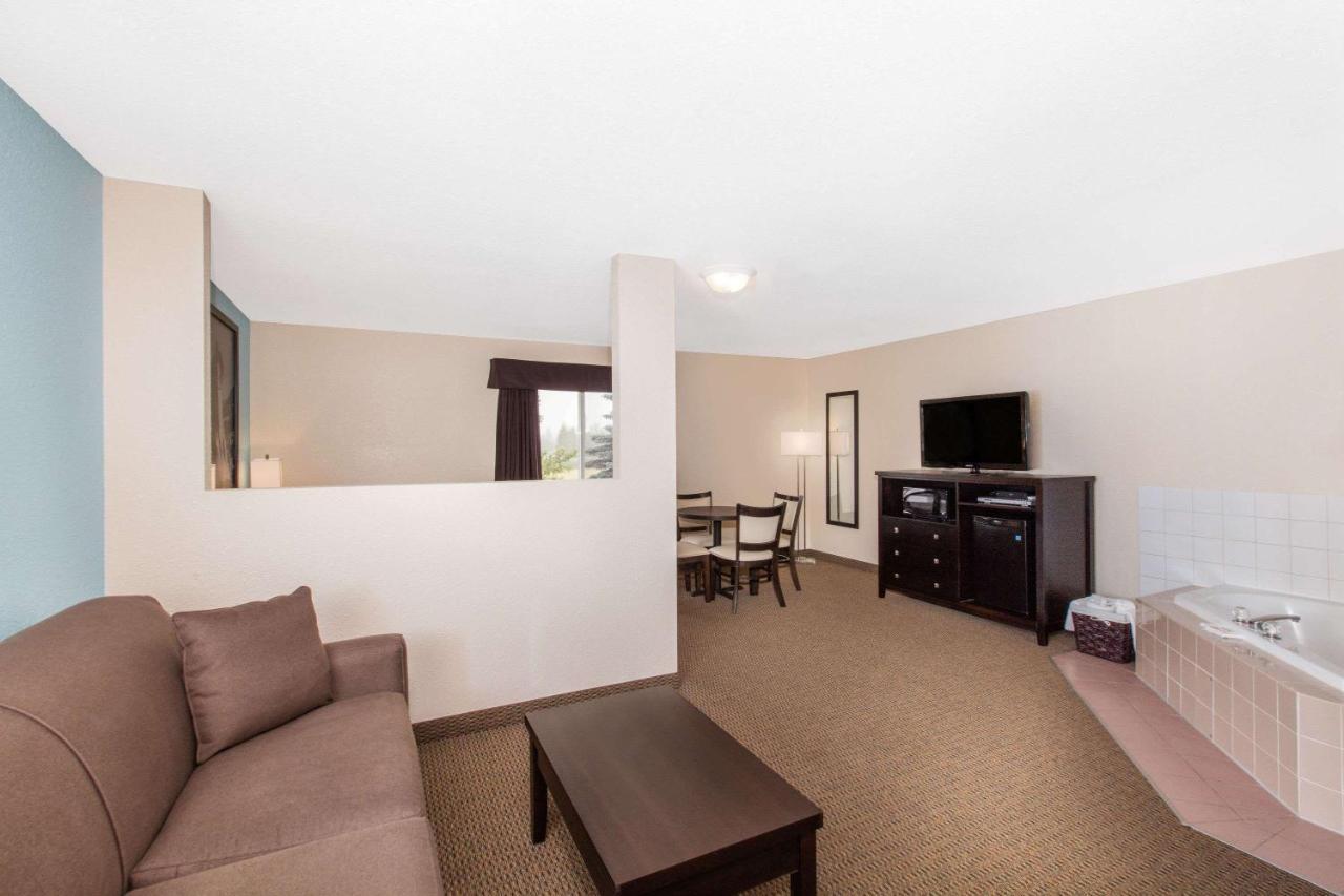 Super 8 By Wyndham Strathmore Bagian luar foto