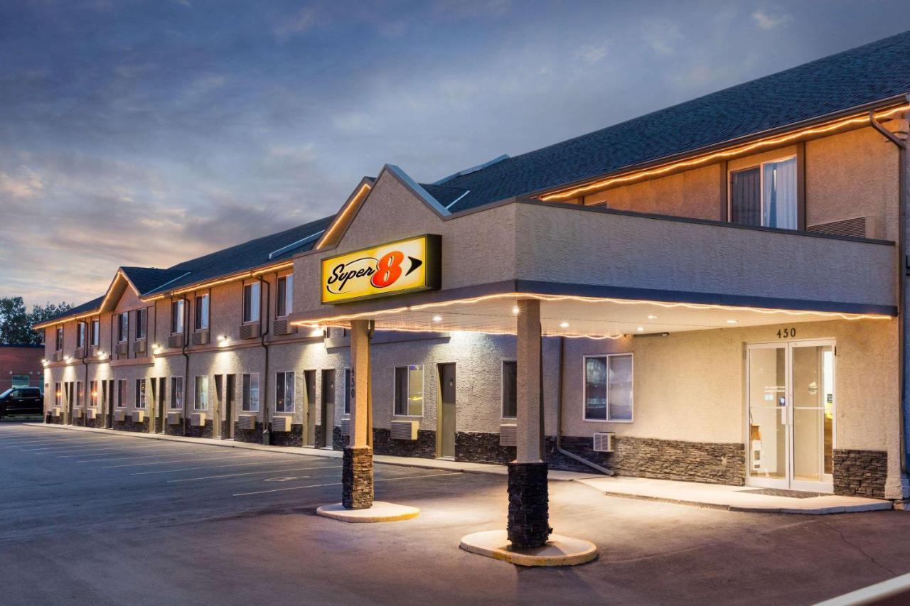 Super 8 By Wyndham Strathmore Bagian luar foto