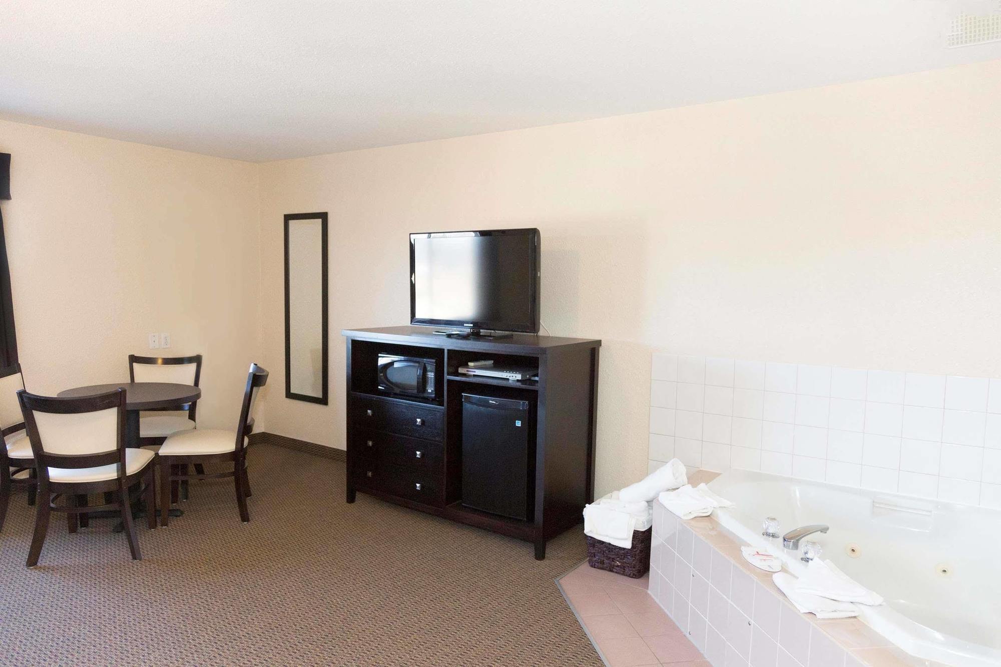 Super 8 By Wyndham Strathmore Bagian luar foto