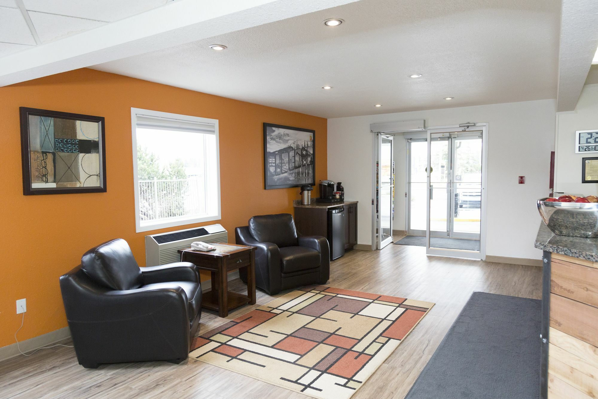 Super 8 By Wyndham Strathmore Bagian luar foto