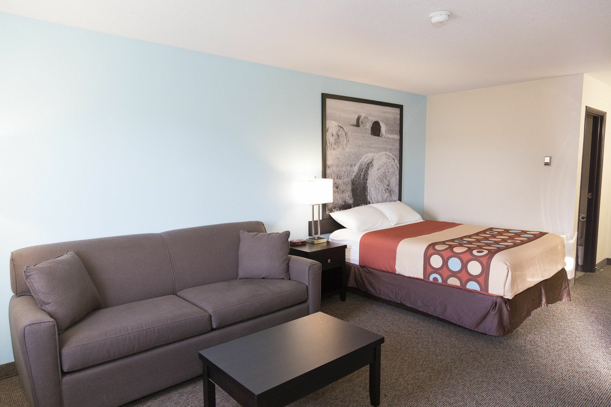 Super 8 By Wyndham Strathmore Bagian luar foto