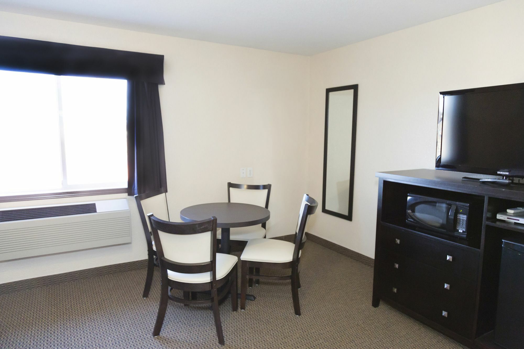 Super 8 By Wyndham Strathmore Bagian luar foto