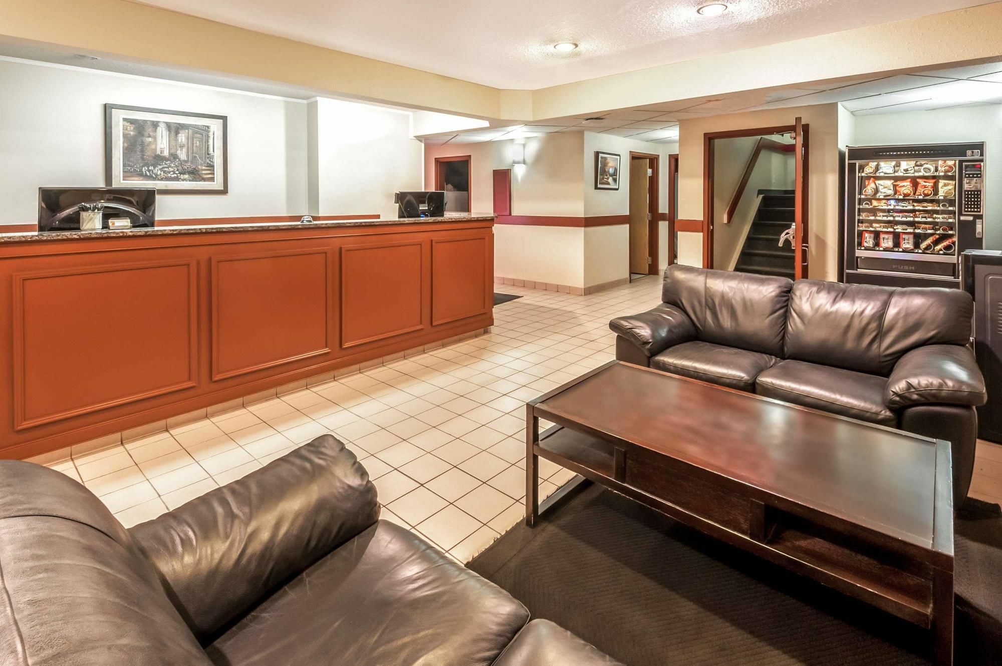 Super 8 By Wyndham Strathmore Bagian luar foto