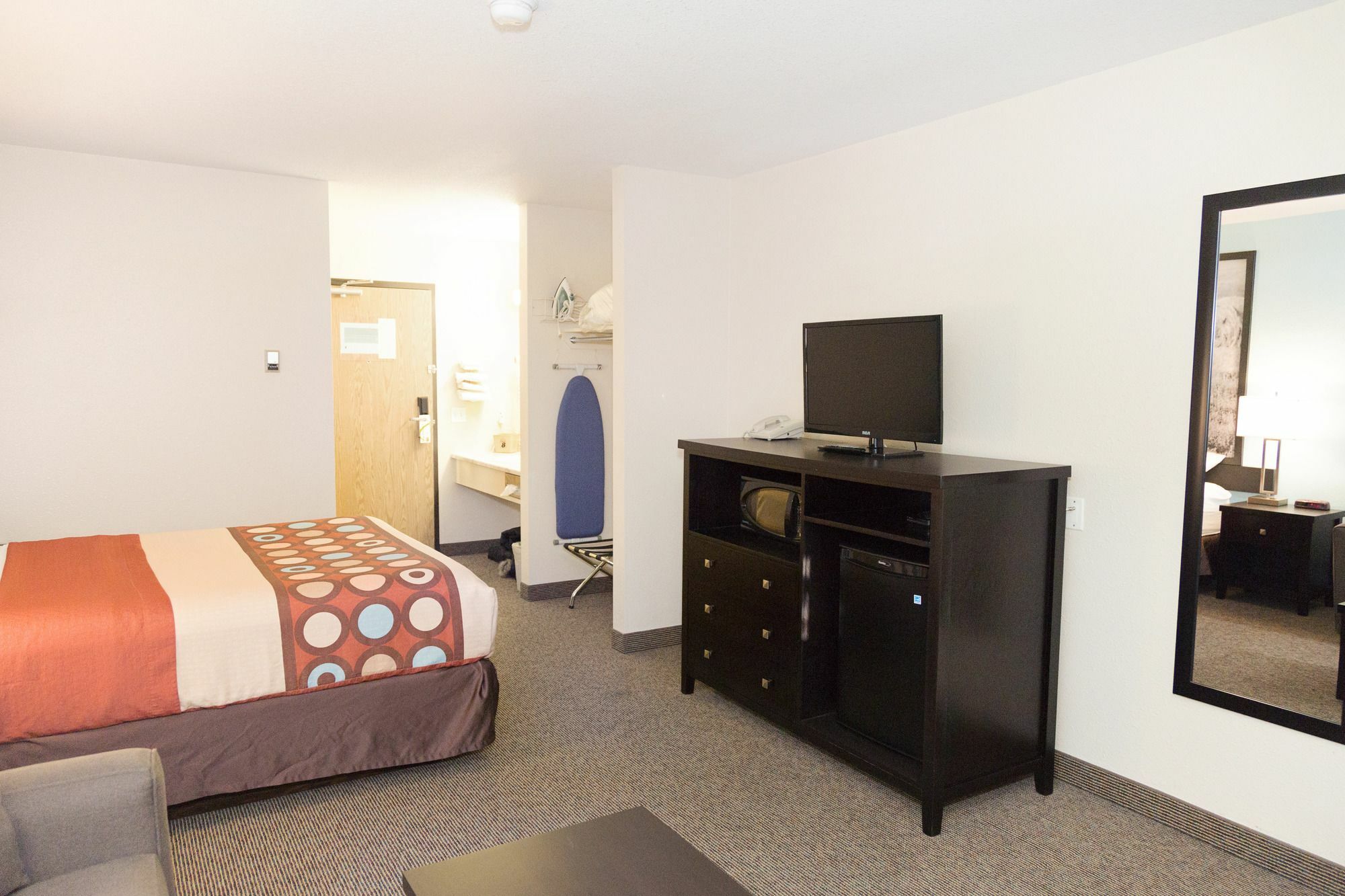 Super 8 By Wyndham Strathmore Bagian luar foto