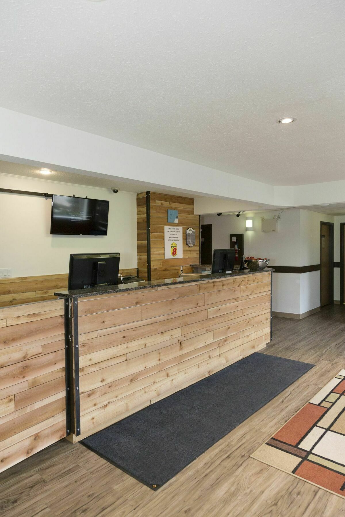 Super 8 By Wyndham Strathmore Bagian luar foto
