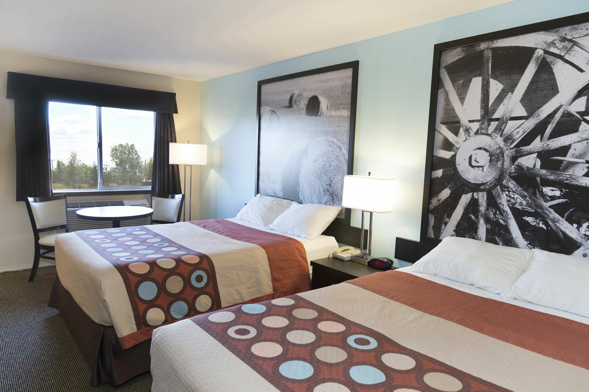 Super 8 By Wyndham Strathmore Bagian luar foto