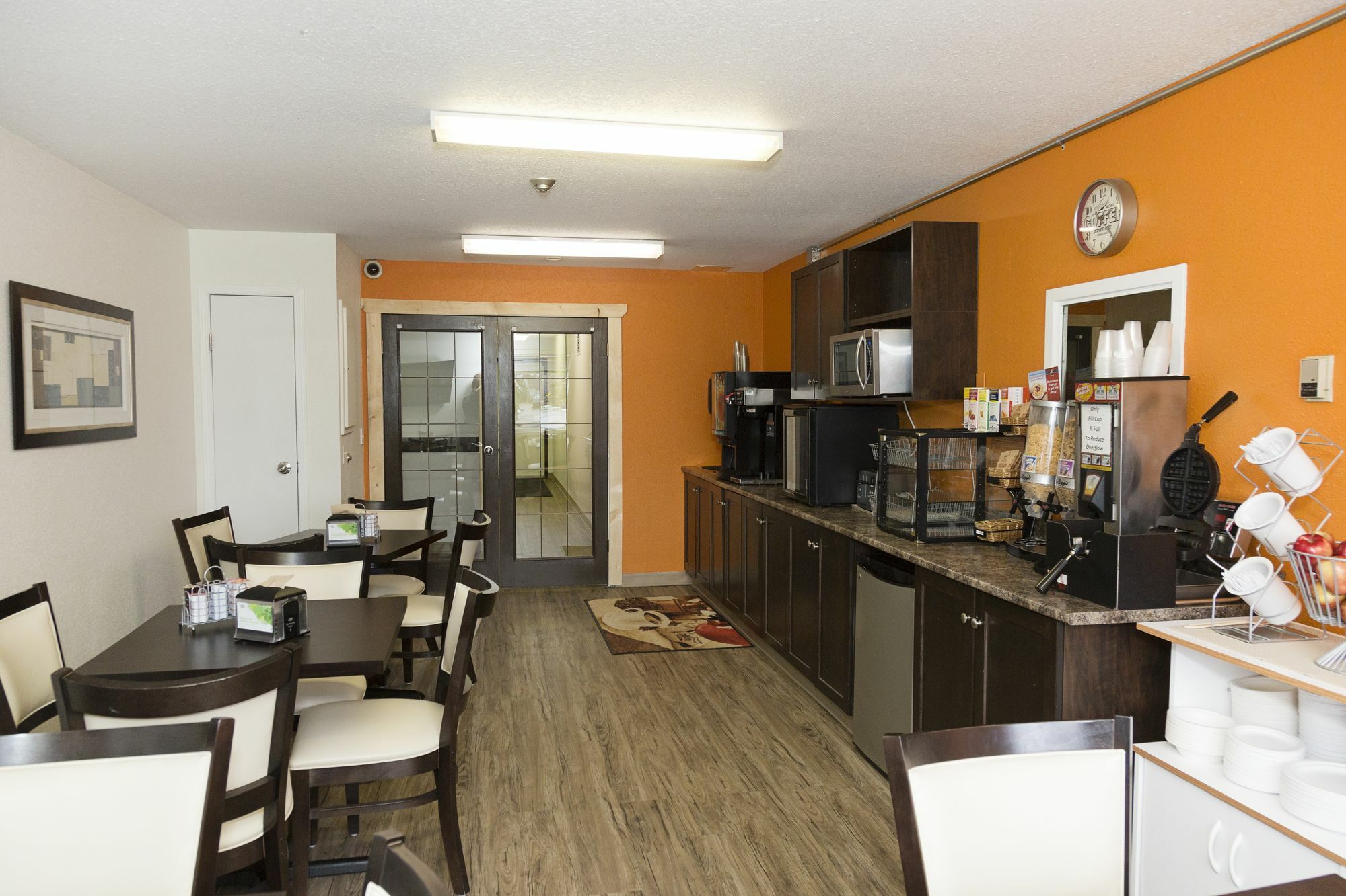 Super 8 By Wyndham Strathmore Bagian luar foto