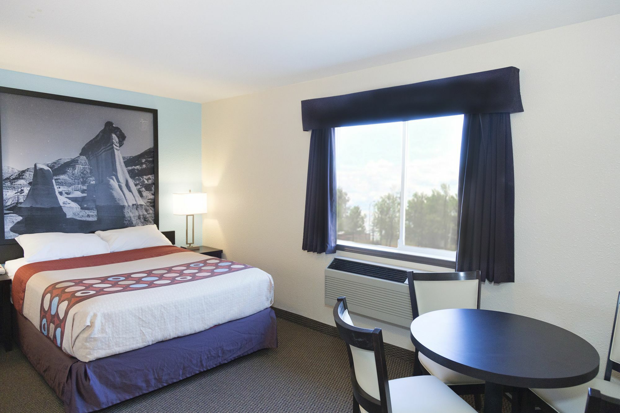 Super 8 By Wyndham Strathmore Bagian luar foto