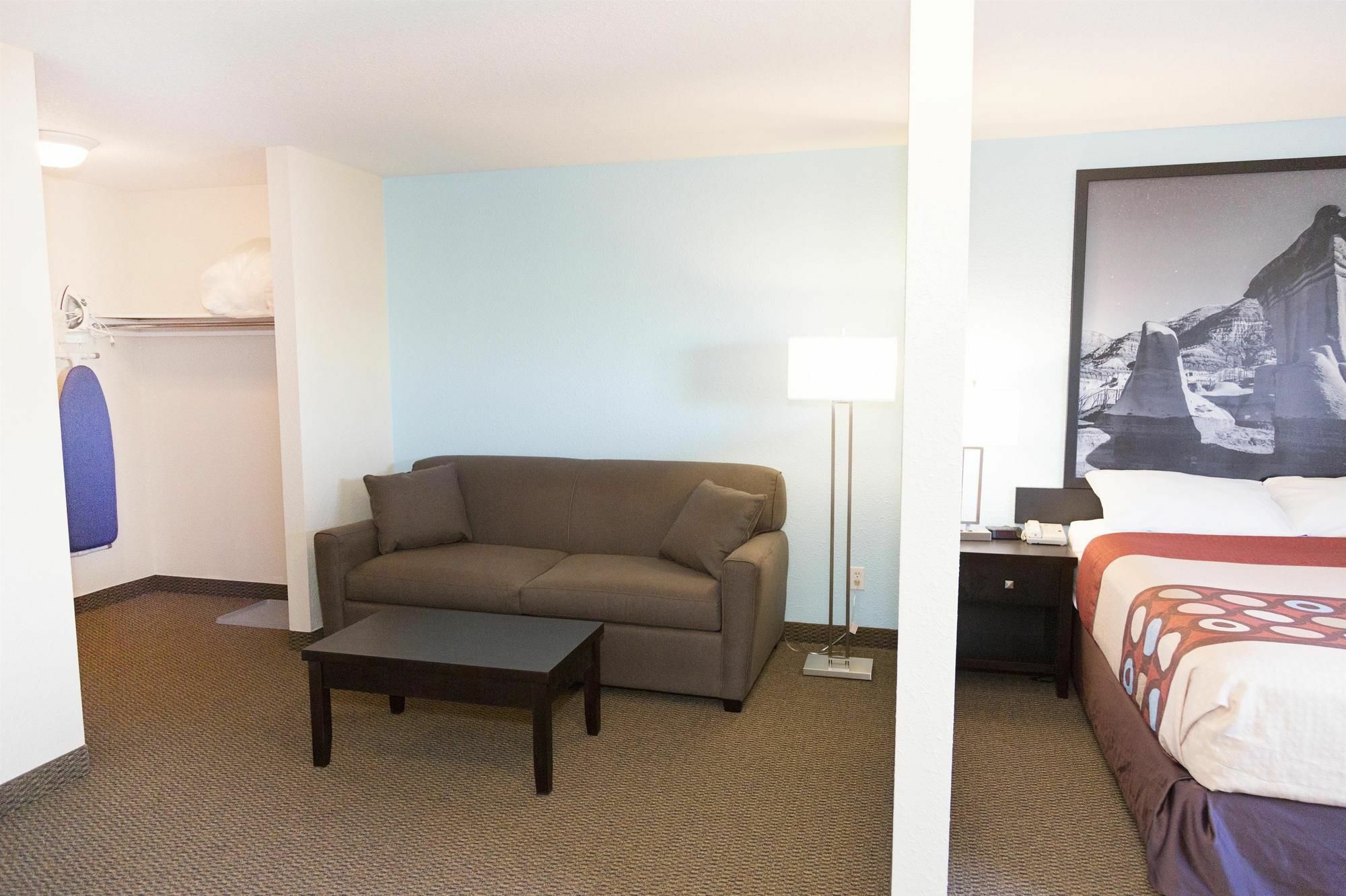 Super 8 By Wyndham Strathmore Bagian luar foto