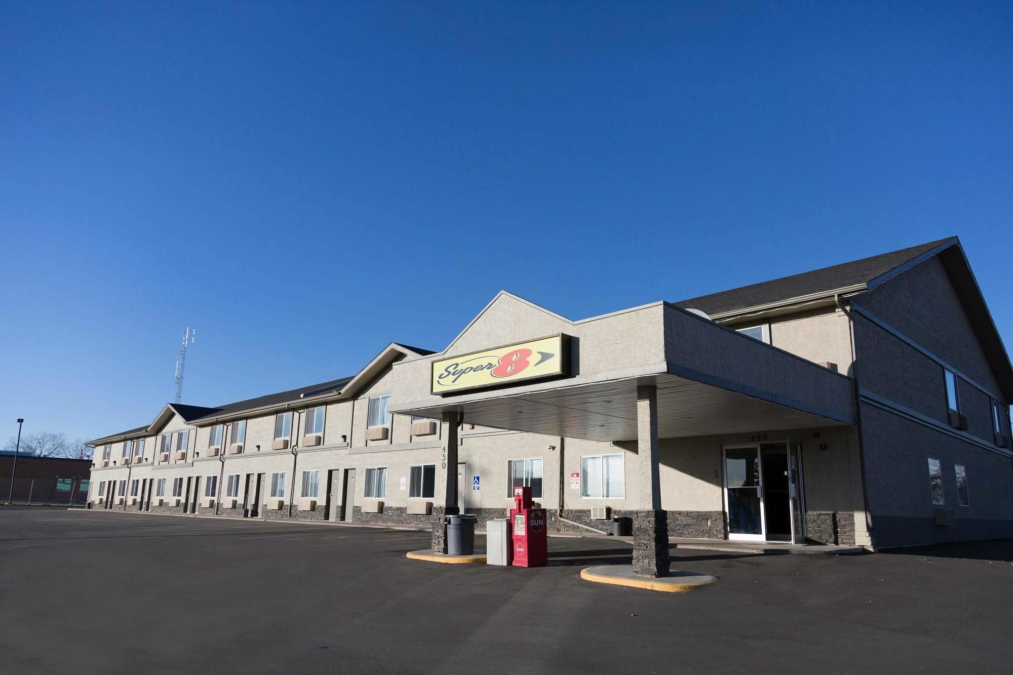 Super 8 By Wyndham Strathmore Bagian luar foto
