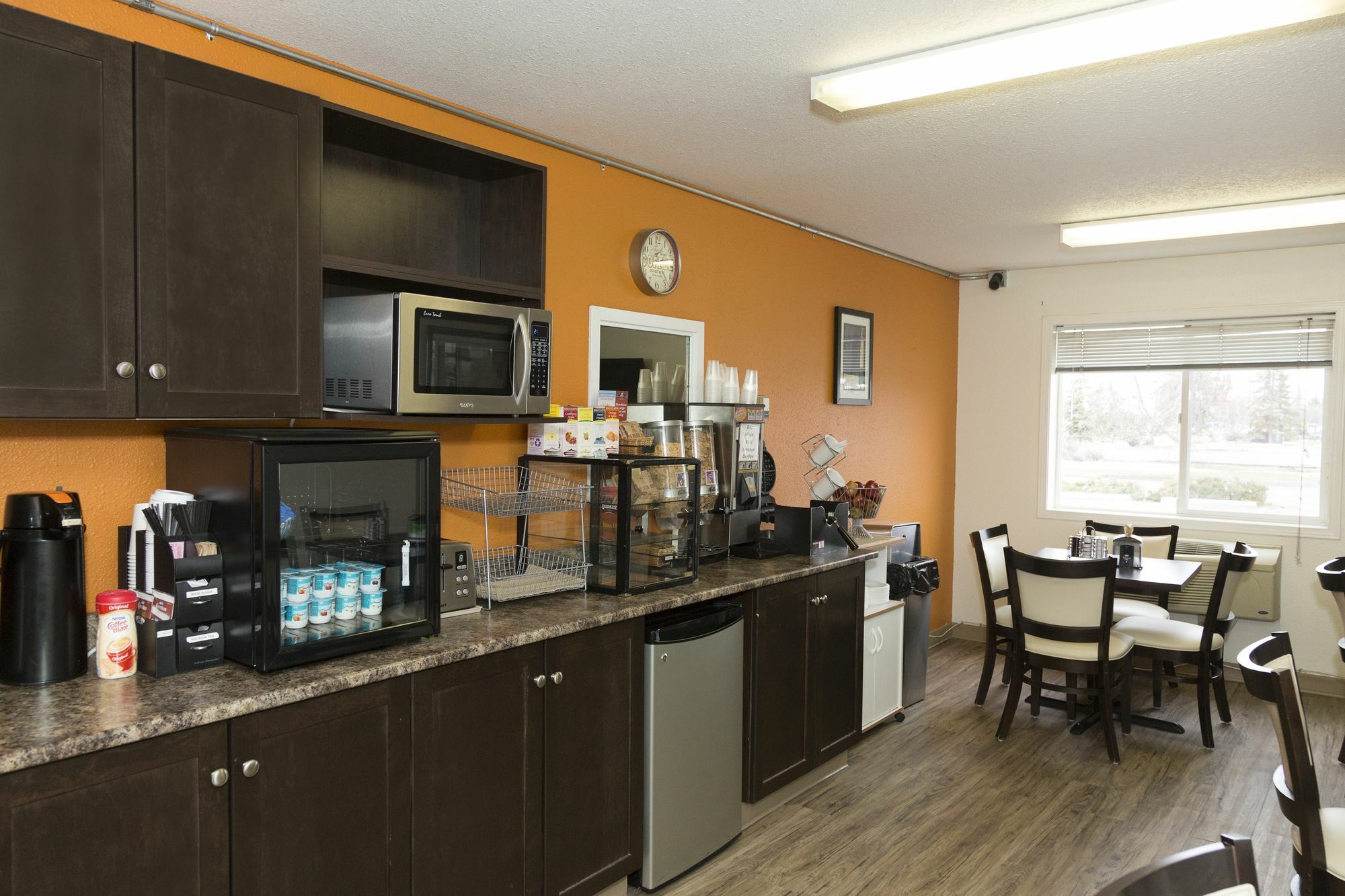 Super 8 By Wyndham Strathmore Bagian luar foto