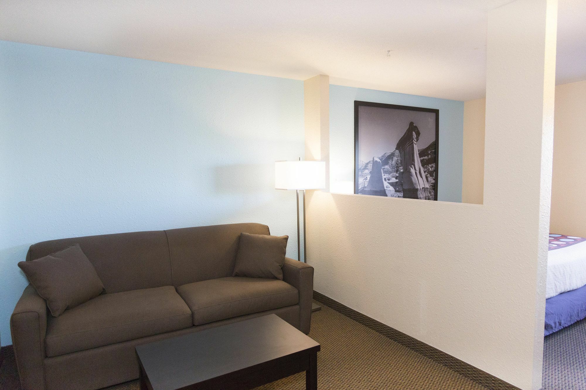 Super 8 By Wyndham Strathmore Bagian luar foto