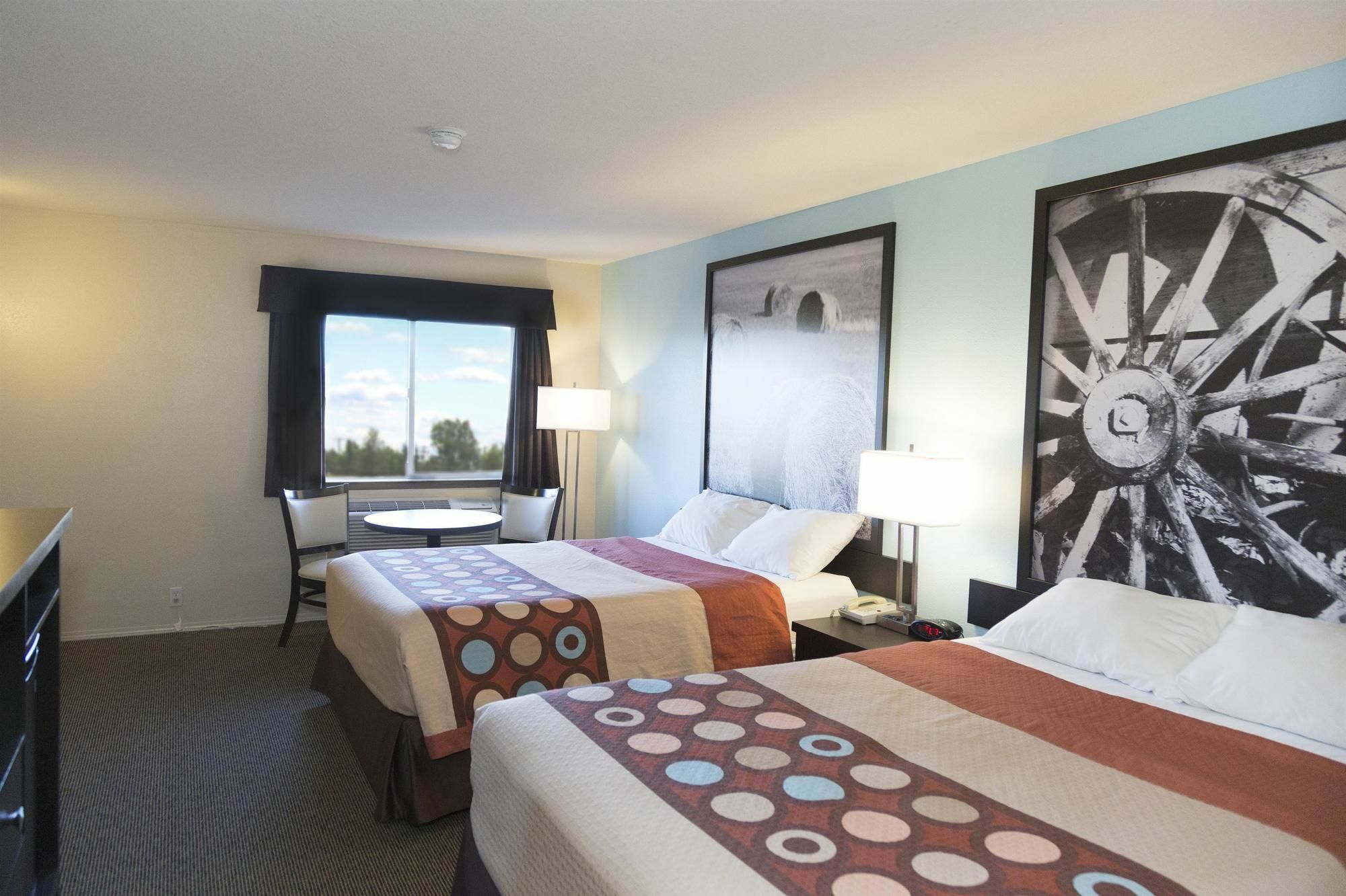 Super 8 By Wyndham Strathmore Bagian luar foto