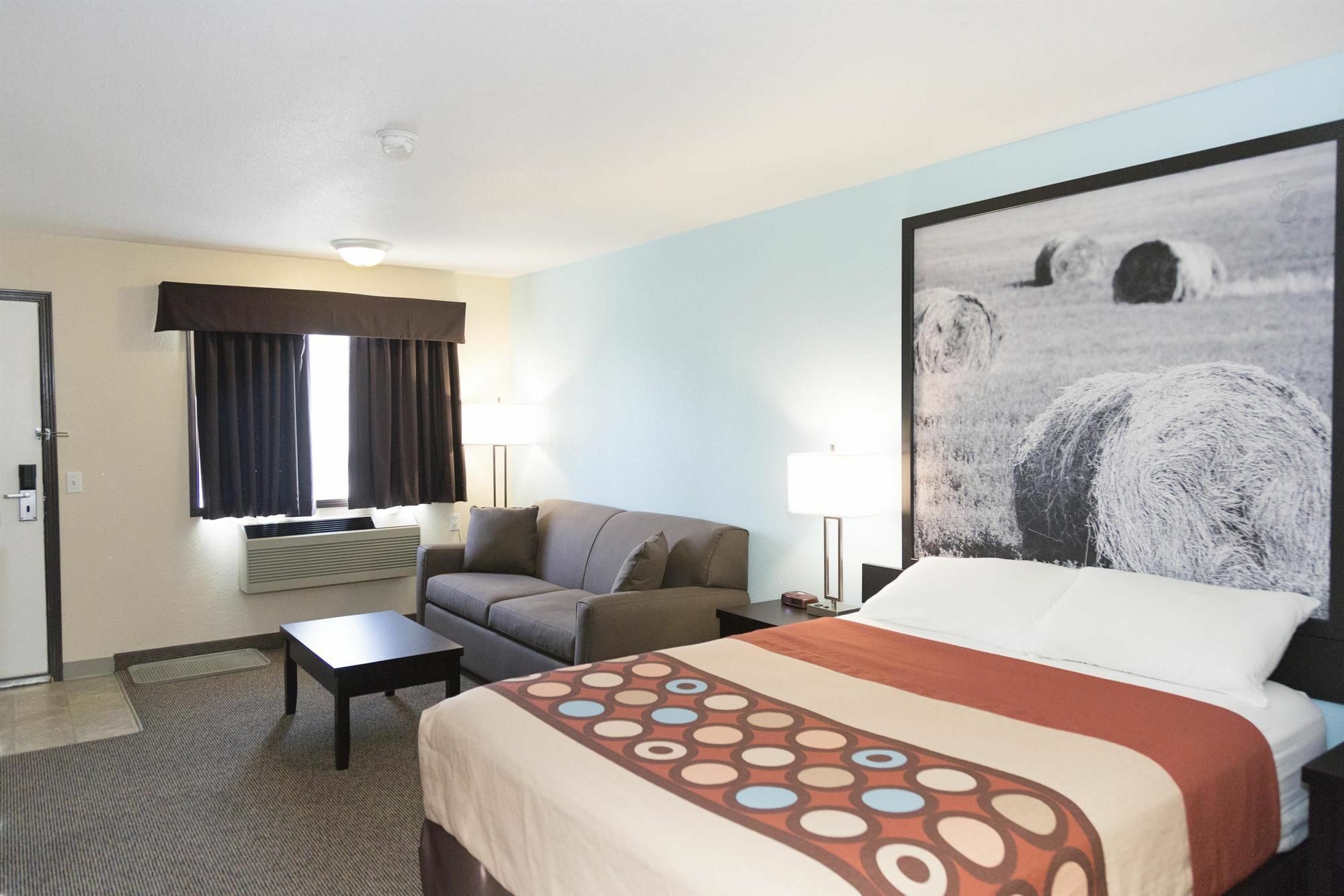Super 8 By Wyndham Strathmore Bagian luar foto