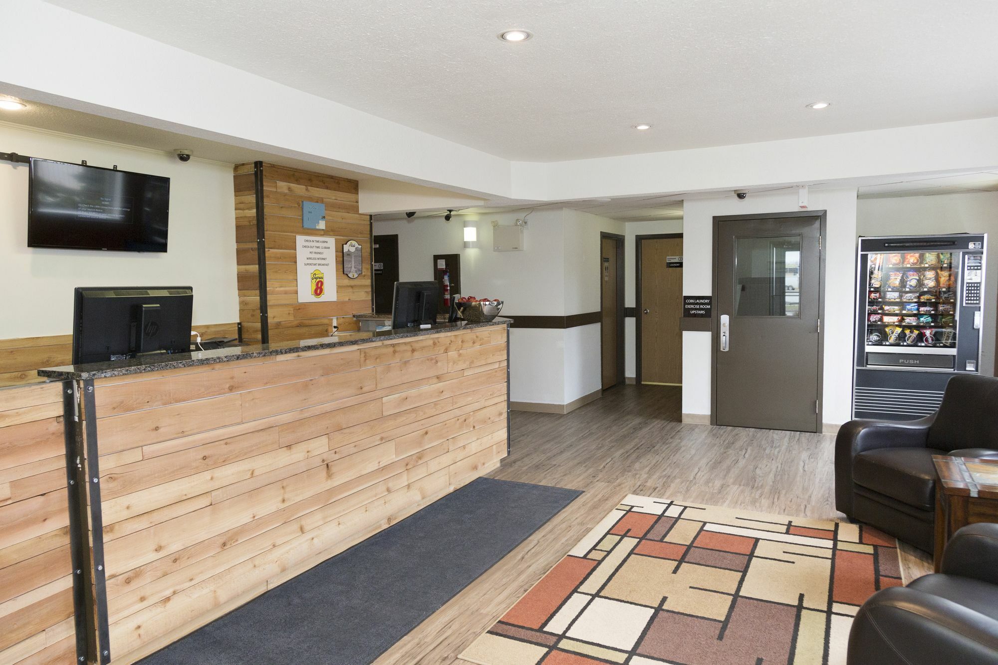 Super 8 By Wyndham Strathmore Bagian luar foto