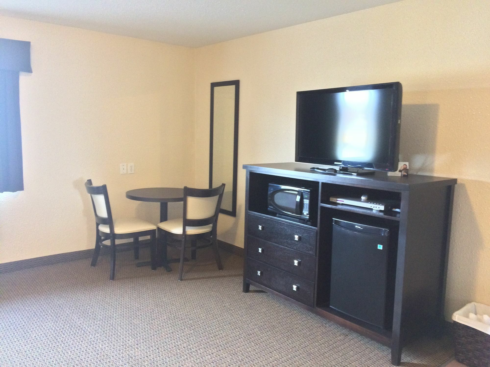 Super 8 By Wyndham Strathmore Bagian luar foto