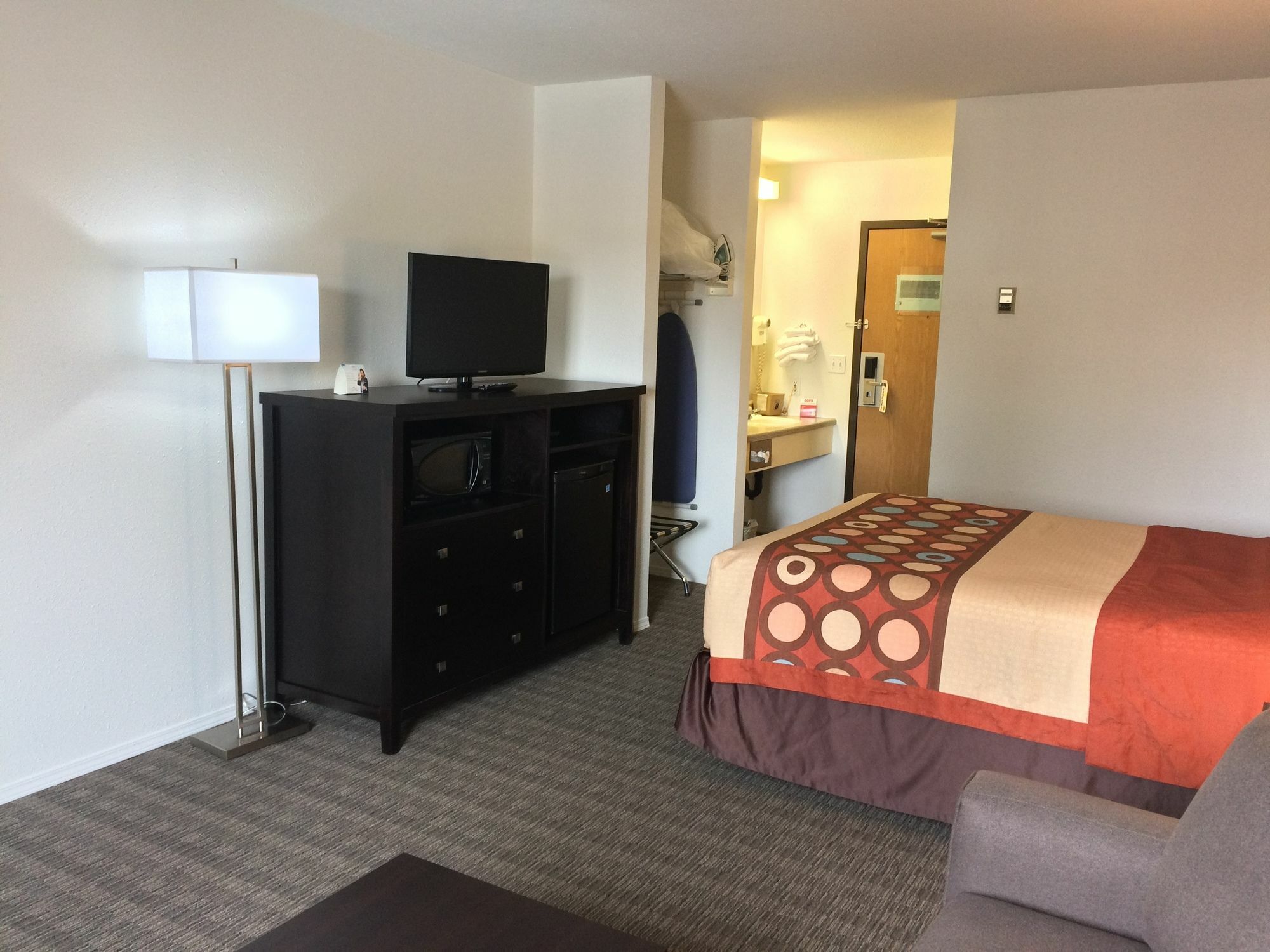 Super 8 By Wyndham Strathmore Bagian luar foto