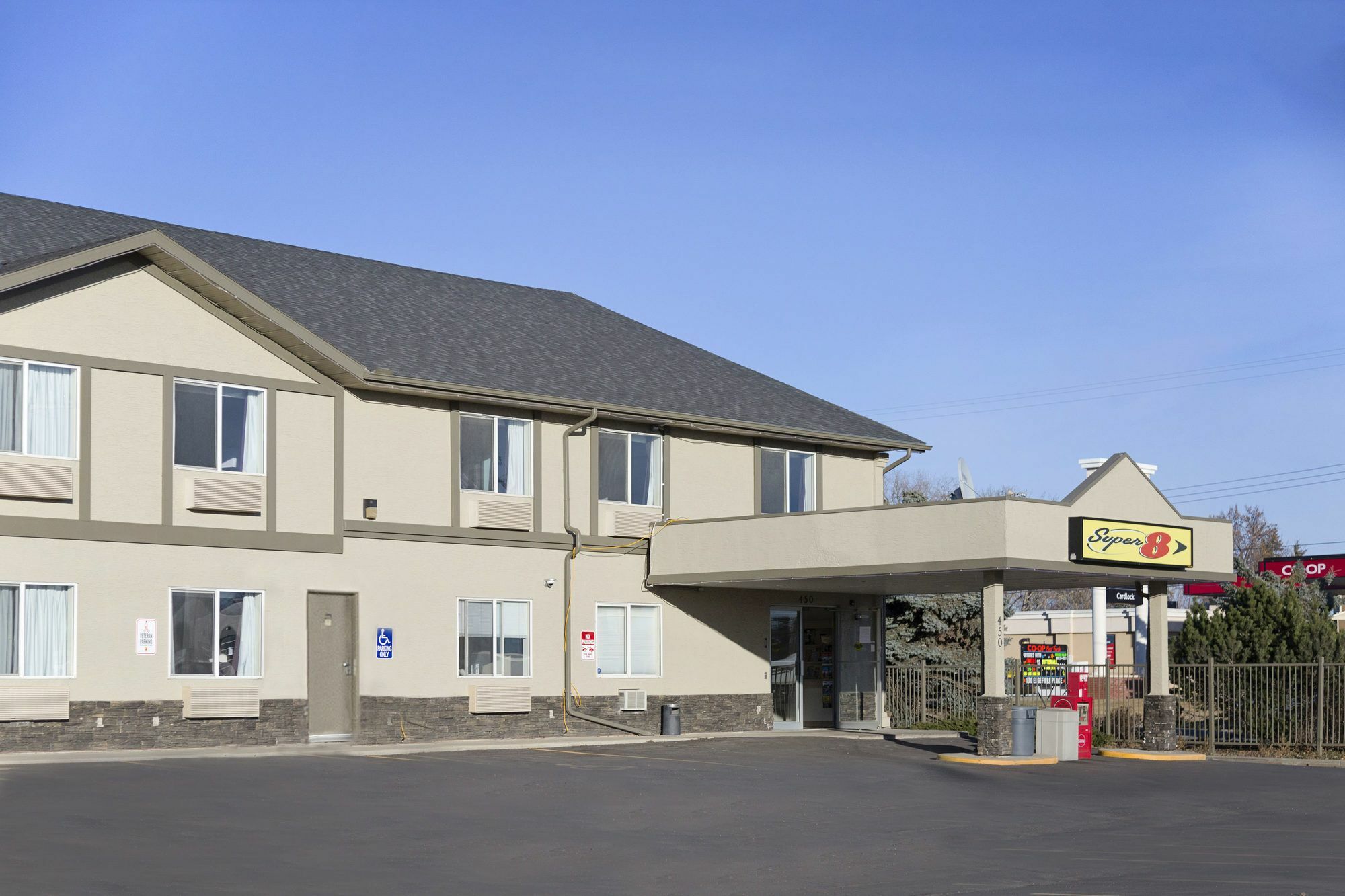 Super 8 By Wyndham Strathmore Bagian luar foto