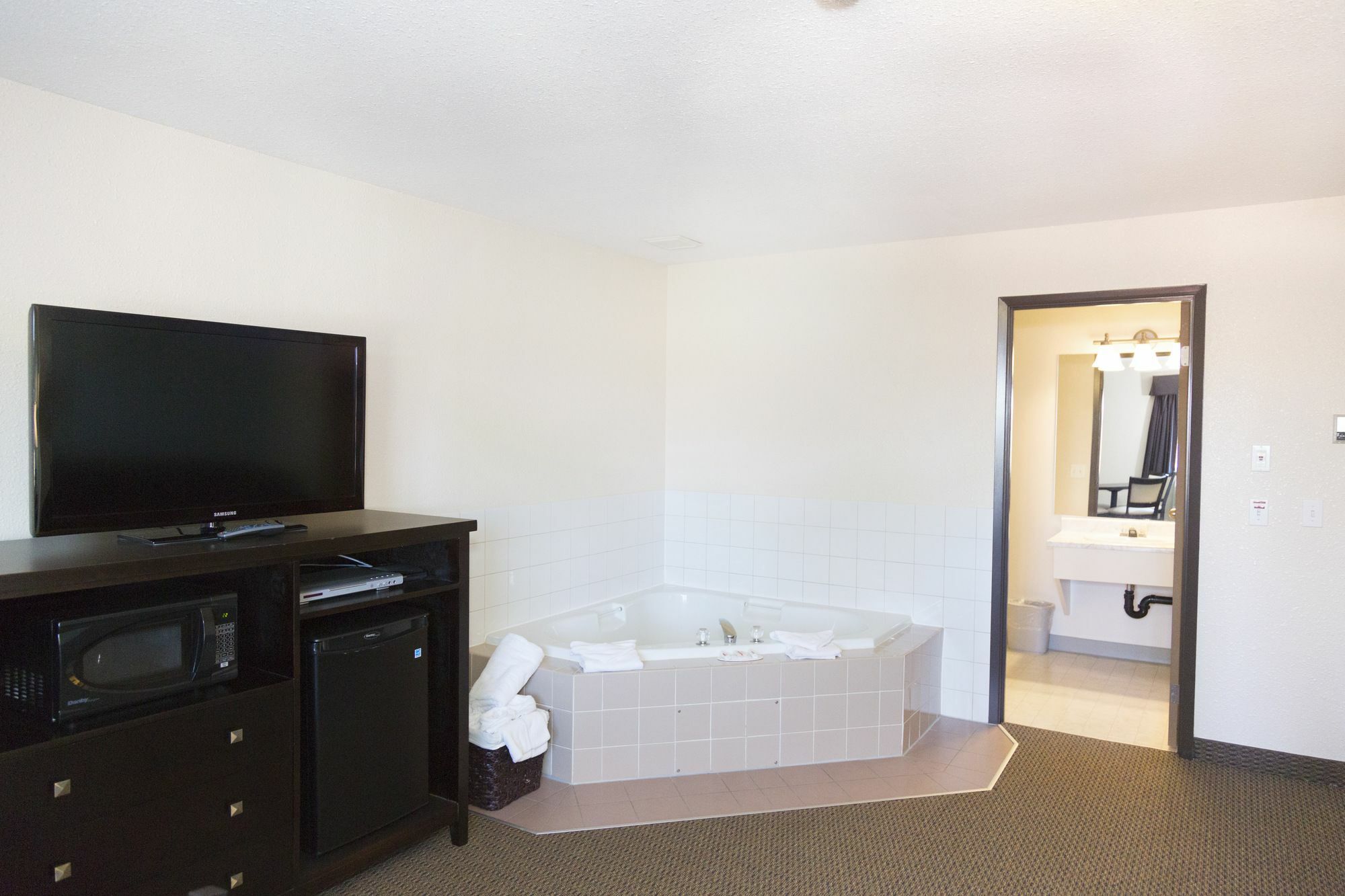 Super 8 By Wyndham Strathmore Bagian luar foto