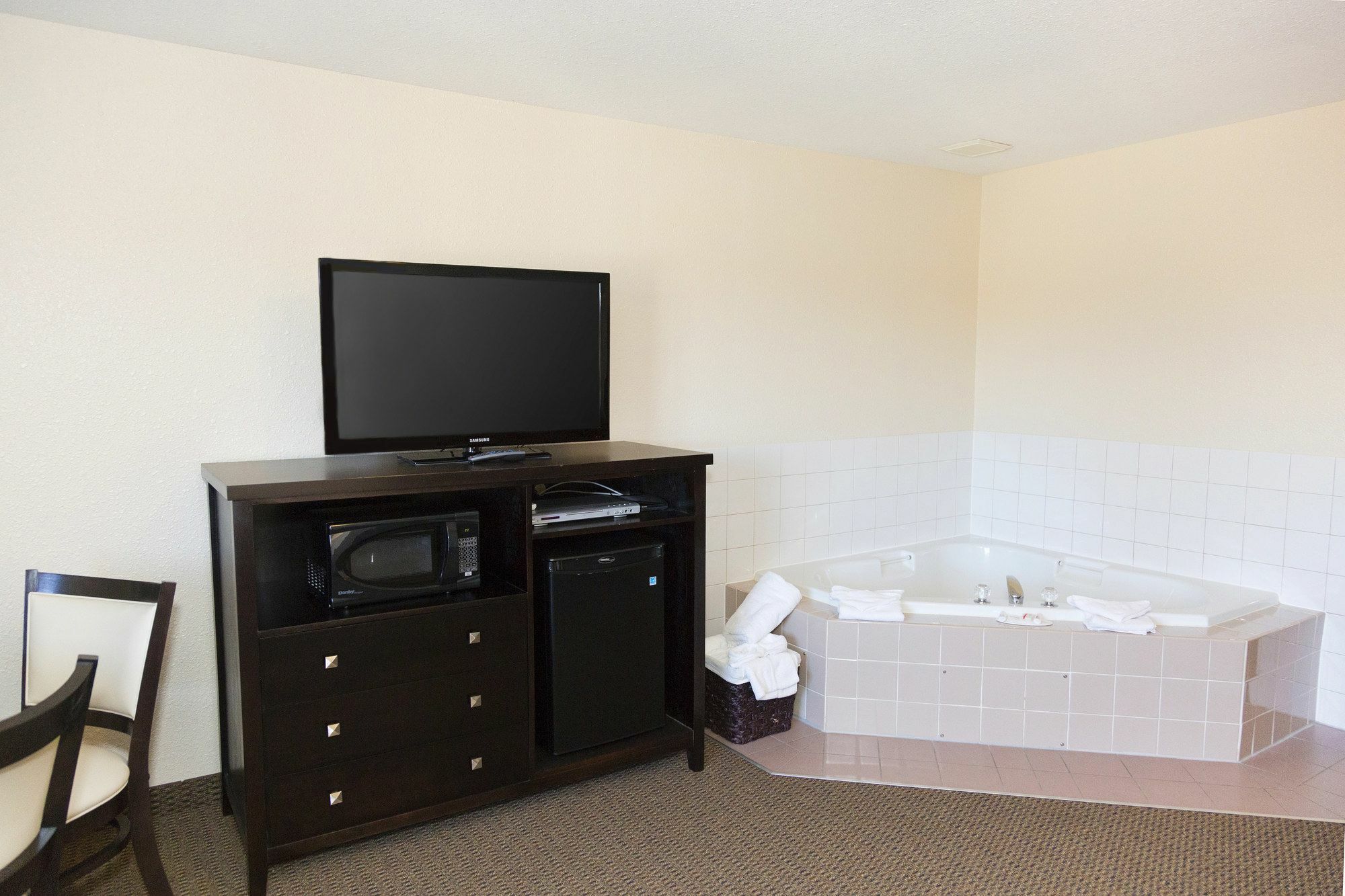 Super 8 By Wyndham Strathmore Bagian luar foto